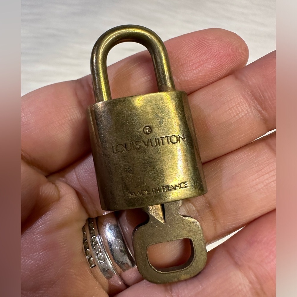 LOUIS VUITTON lock and key #319 - Picture 4 of 11